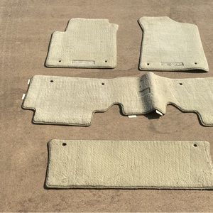 2016 Infiniti QX80 floor mats.